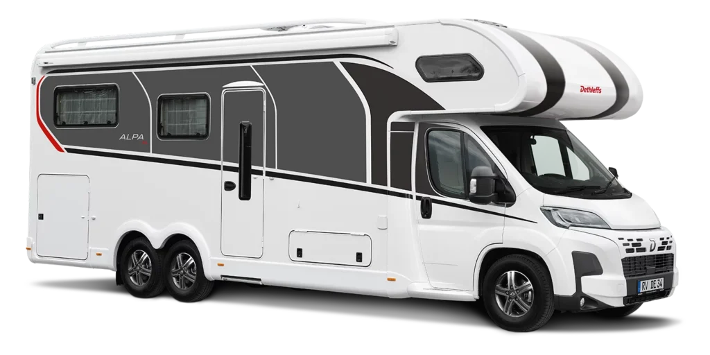 weißes Alkoven Wohnmobil Dethleffs Alpa A 6820-2 auf weißen Hintergrund. Seitenansicht von linker Seite des Wohnmobils.
