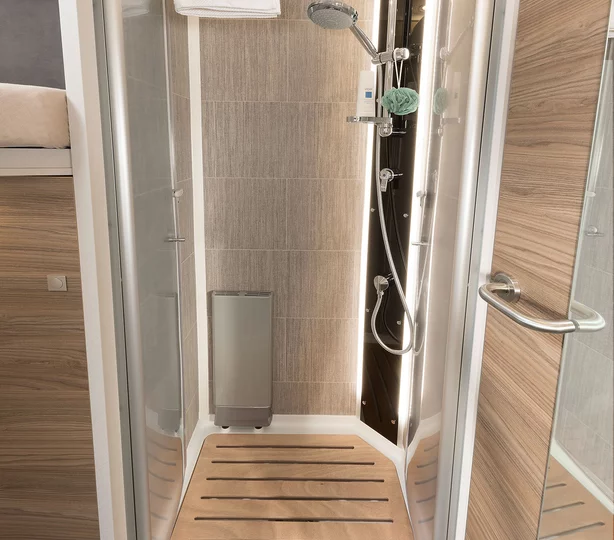Moderne Dusche im Wohnmobil: separate Duschkabine mit Echtglastüren, LED-Beleuchtung und hochwertiger Ausstattung für maximalen Komfort auf Reisen.